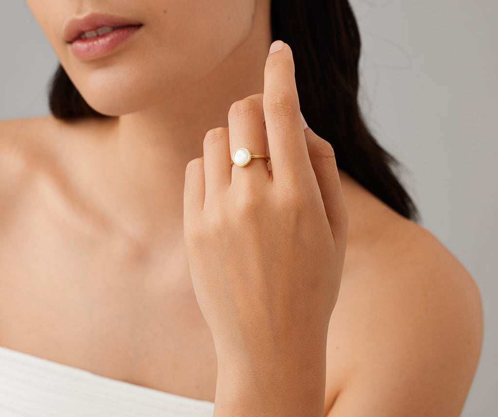 JAIPUR COLOR 18K Yellow Gold Mother of Pearl Stackable Ring